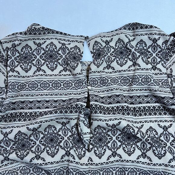 Romeo & Juliet Couture Crewneck Boho Print Lace Trim Playsuit Romper Size Small - Picture 7 of 14